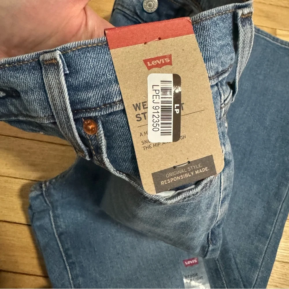 NWT Levi’s high rise wedgie straight cropped jeans